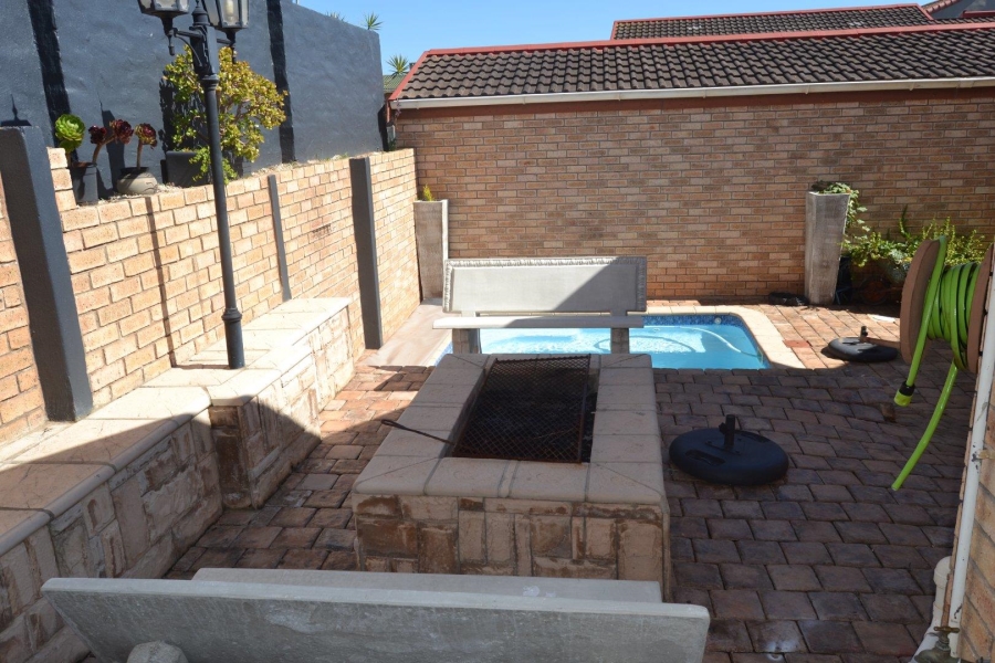 6 Bedroom Property for Sale in Wavecrest Eastern Cape